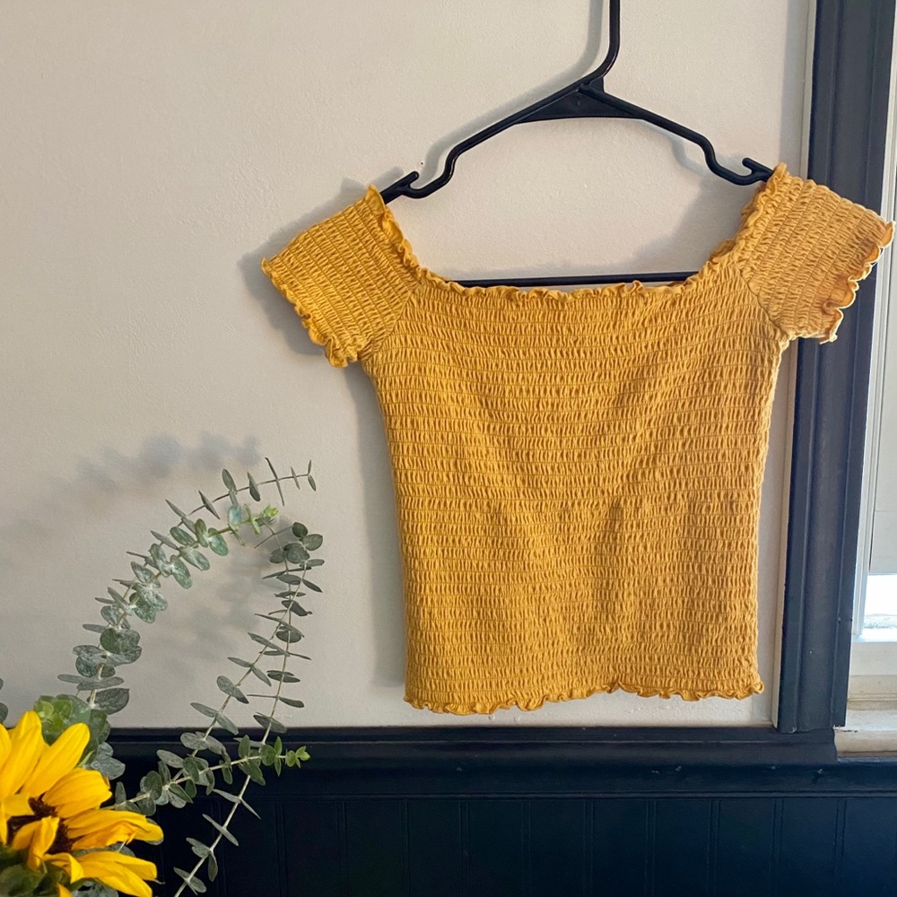 Yellow cropped ribbed shirt.